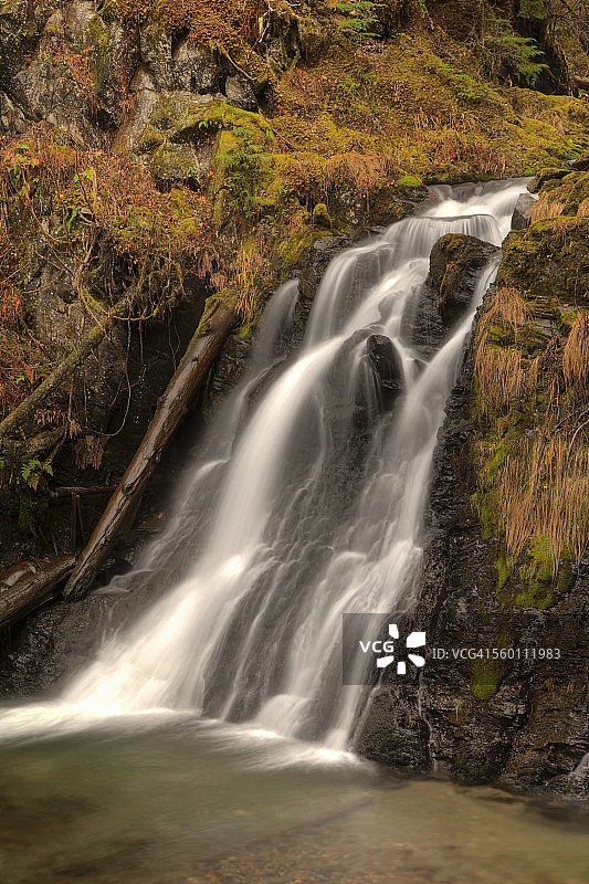 朱诺附近鲑鱼溪瀑布的模糊运动，阿拉斯加东南部，秋季，HDR图片素材