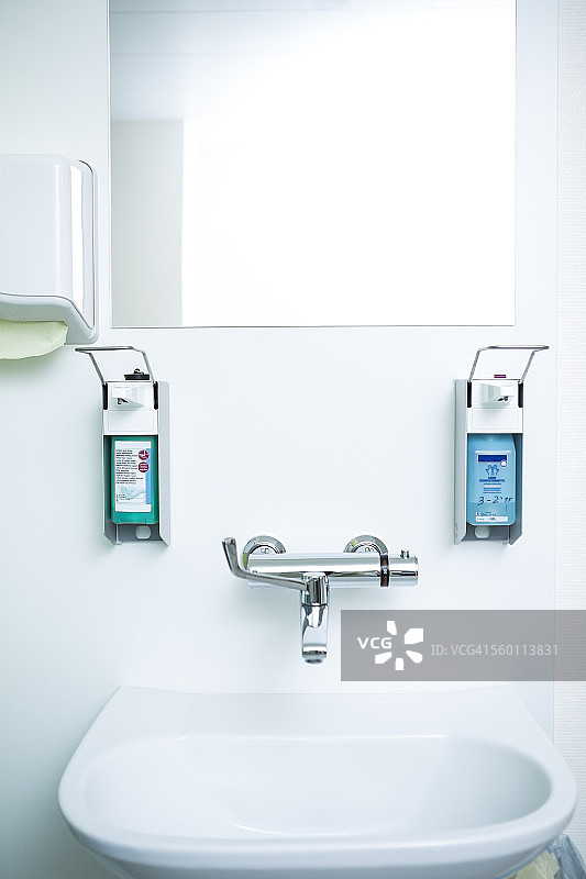 水槽旁的消毒和洗手液分配器图片素材