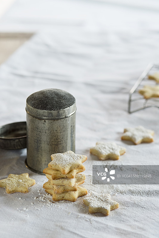 星形奶油酥饼和糖粉筛图片素材