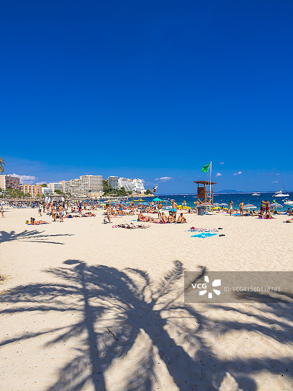 西班牙巴利阿里群岛马略卡岛马加卢夫：繁华的海滩景观图片素材