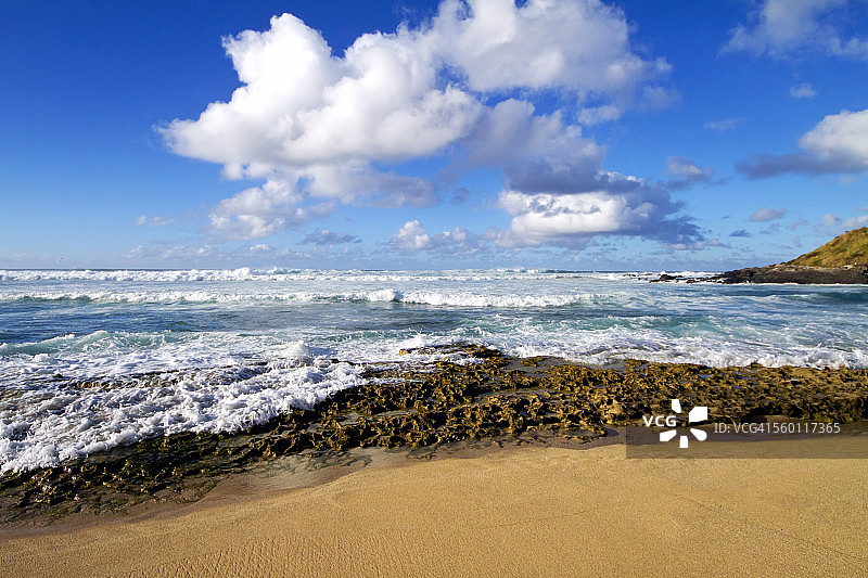 夏威夷毛伊岛霍基帕海滩公园的冬季小浪图片素材