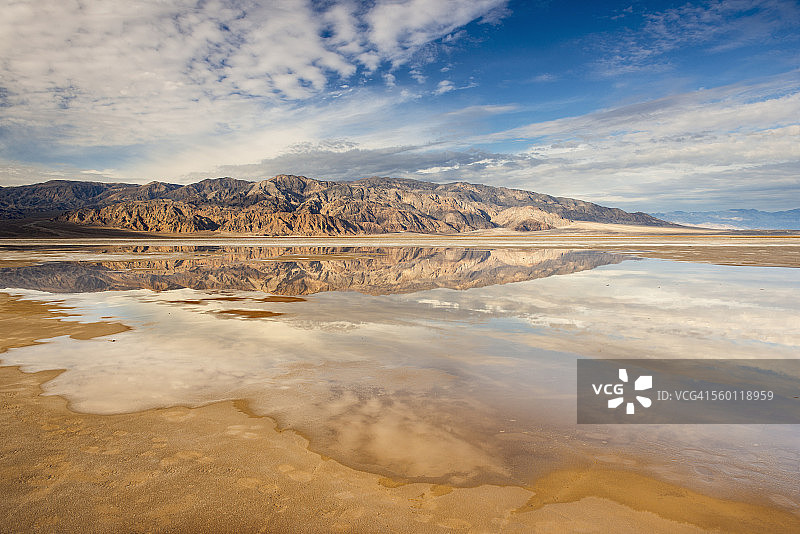 死亡谷国家公园的盐滩和帕纳明特山脉图片素材