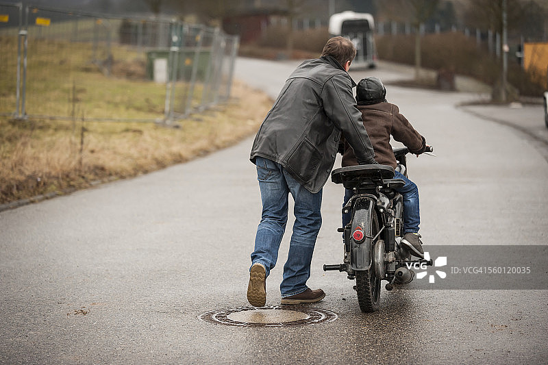 父子骑复古轻便摩托车兜风图片素材