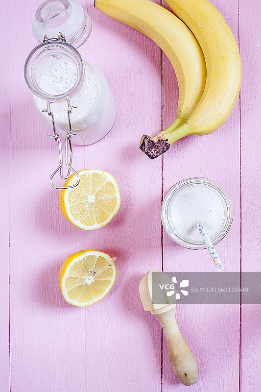 粉色背景上的香蕉柠檬冰沙图片素材