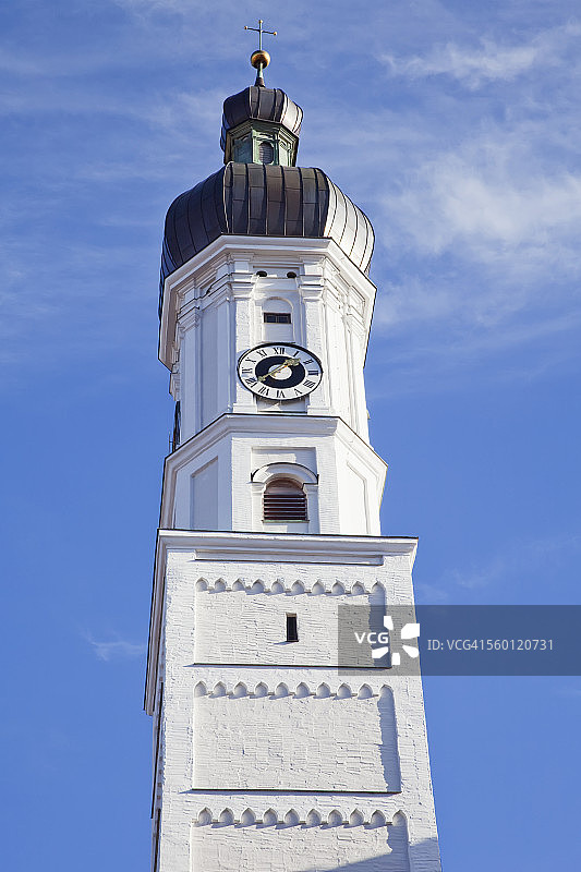 蓝天下带十字架的钟楼图片素材