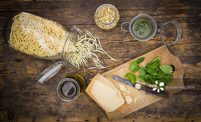 热那亚香蒜酱配罗勒、帕尔马干酪、松子、橄榄油和生trofie面图片素材