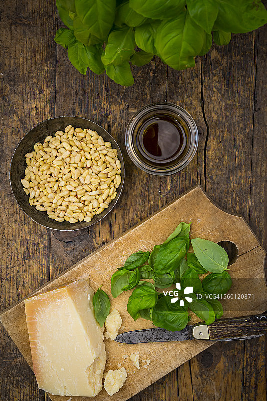 热那亚香蒜酱配罗勒、帕尔马干酪、松子、橄榄油和生trofie面图片素材