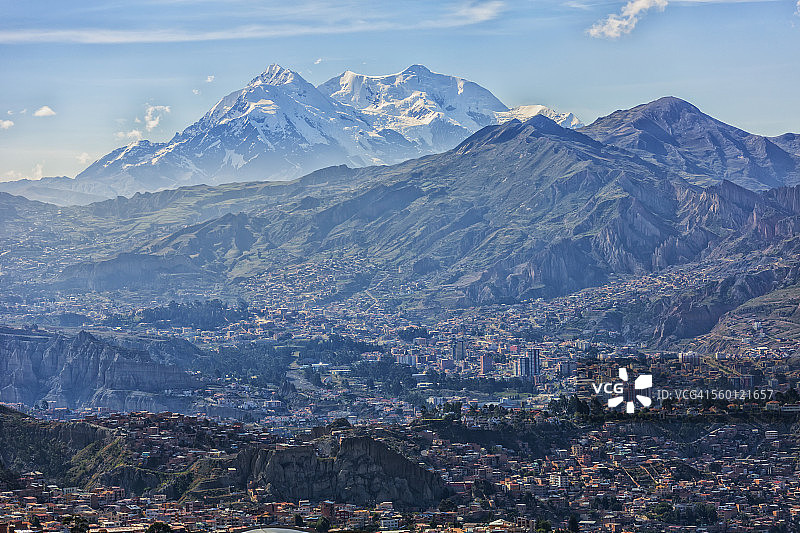 伊利马尼山耸立在拉巴斯的天际线上图片素材