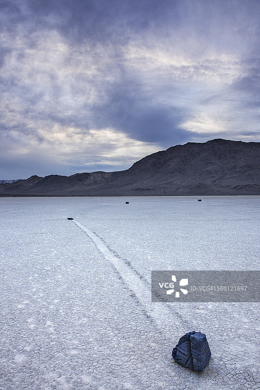 死亡谷国家公园赛道上的岩石和干涸的湖床图片素材