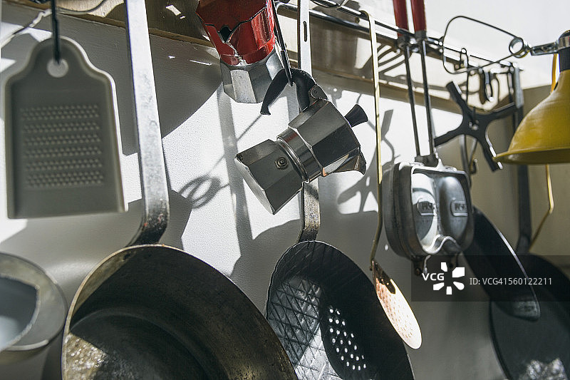 厨房墙壁上悬挂的平底锅和其他用具图片素材