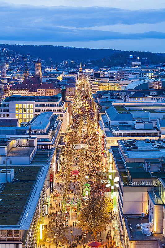 德国斯图加特圣诞节期间的国王大街购物街图片素材