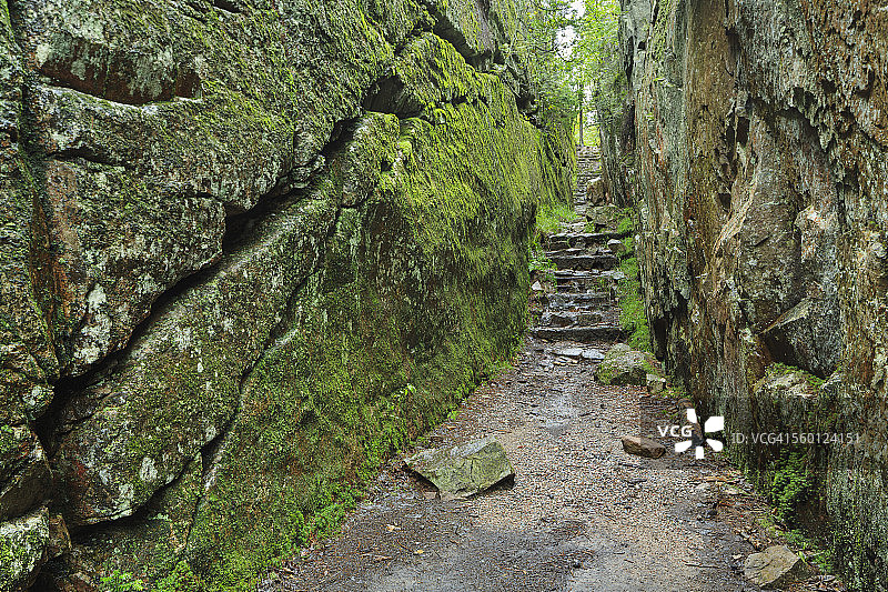 通往苏必利尔湖省立公园阿加瓦湾的岩石小路图片素材