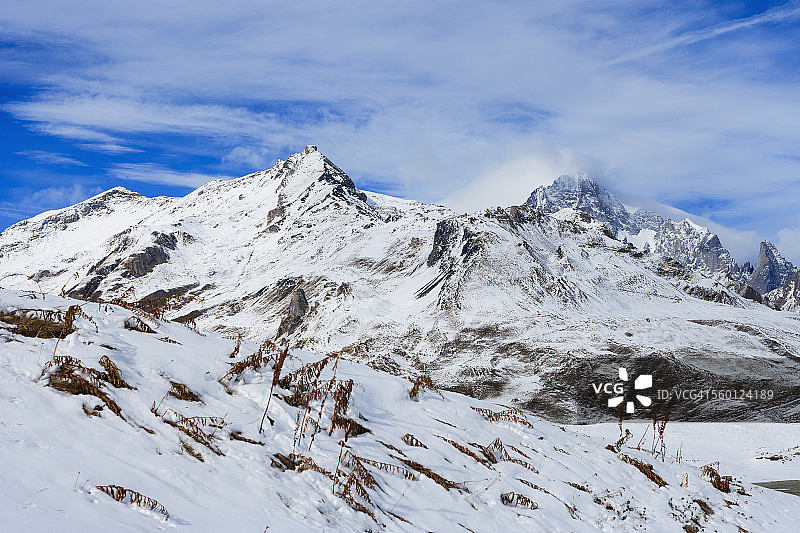 从小圣伯纳德山口看到的白雪皑皑的崎岖山脉图片素材
