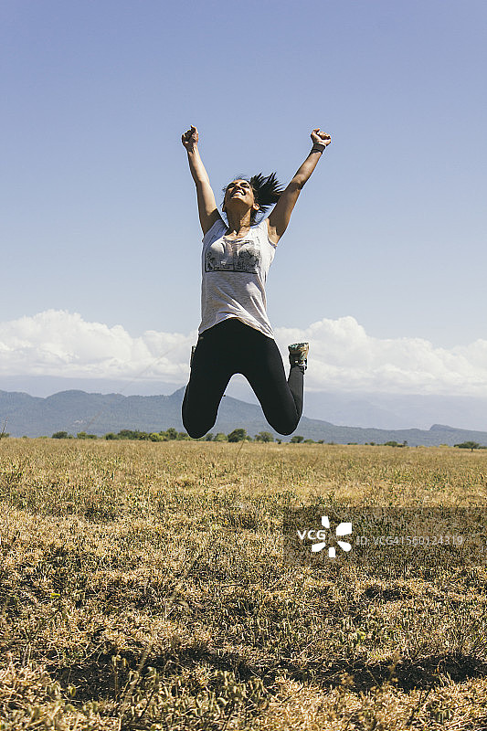 埃塞俄比亚年轻女人欢快跳跃图片素材