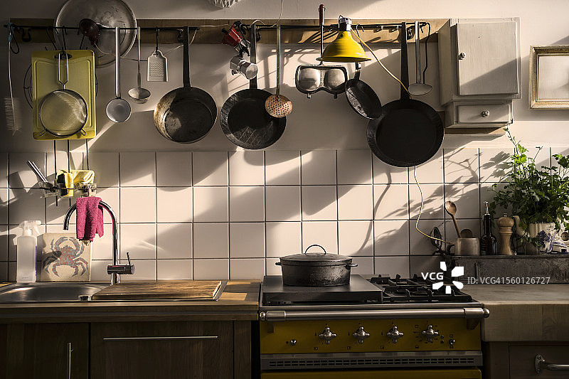 傍晚灯光下的家用厨房单元图片素材