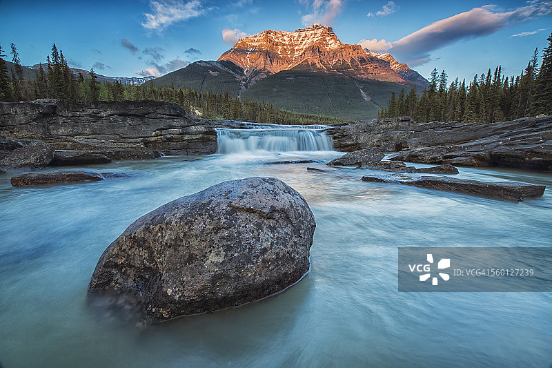阿萨巴斯卡瀑布，落日照亮弗莱亚特山和阿萨巴斯卡河，贾斯珀国家公园图片素材