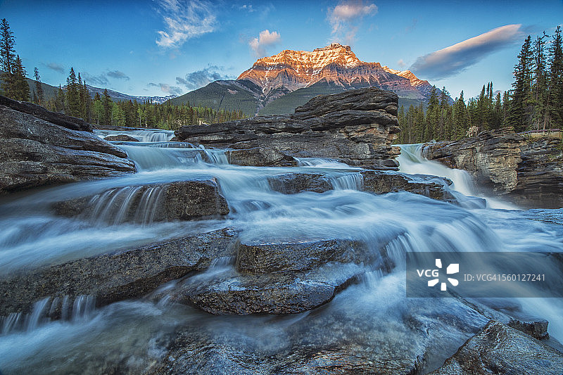 阿萨巴斯卡瀑布，落日照亮弗莱亚特山和阿萨巴斯卡河，贾斯珀国家公园图片素材