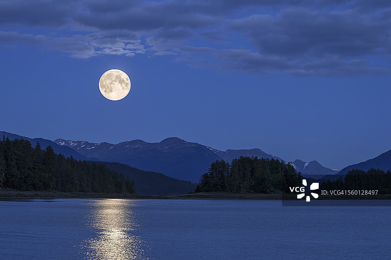 阿拉斯加朱诺东南，奥克湾的满月图片素材