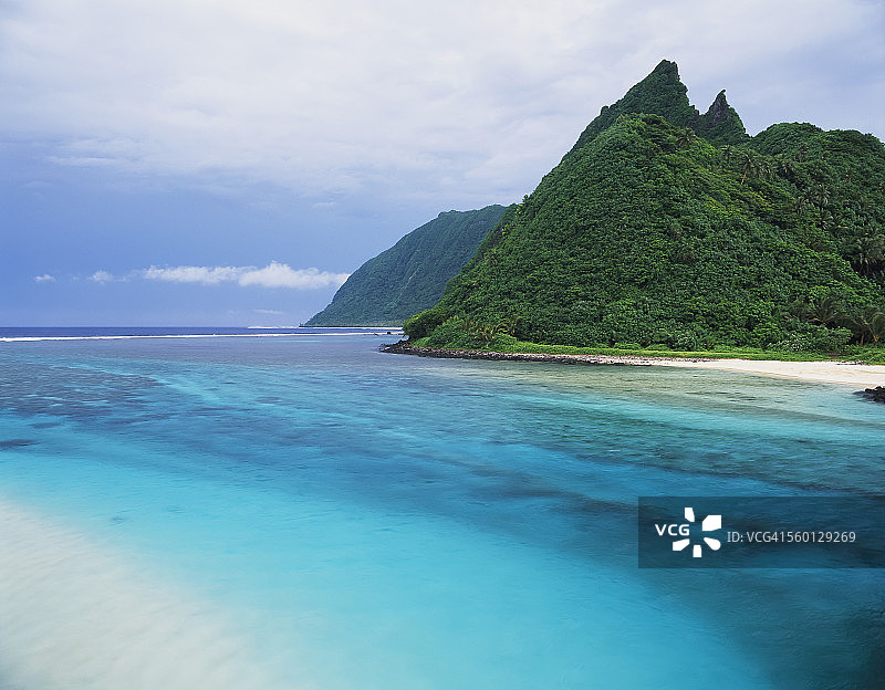 流经奥富岛的河道图片素材