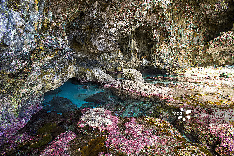 软珊瑚点缀着纽埃海岸线的海洋洞穴图片素材