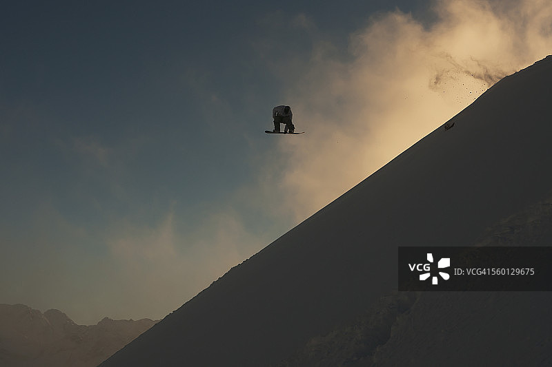 在奥地利阿尔贝格山脉的专业单板滑雪者图片素材