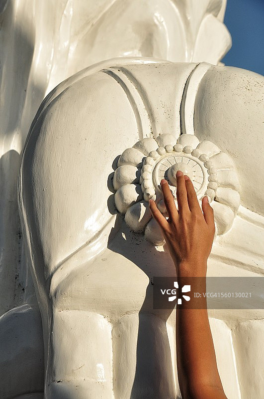 人手与巨型佛手图片素材