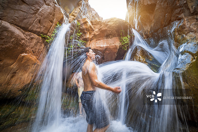 朋友们在克利尔克里克峡谷欣赏瀑布图片素材