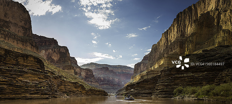 朋友们漂流经过黑尾峡谷图片素材