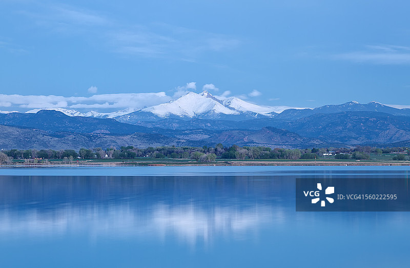 朗斯峰在湖中的倒影图片素材