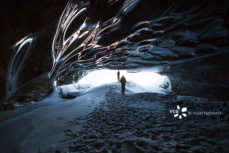 洞穴里的男人图片素材