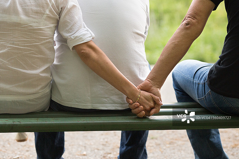 女人出轨，握着另一个男人的手图片素材