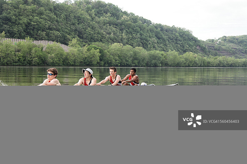 四名青少年男子在划艇图片素材