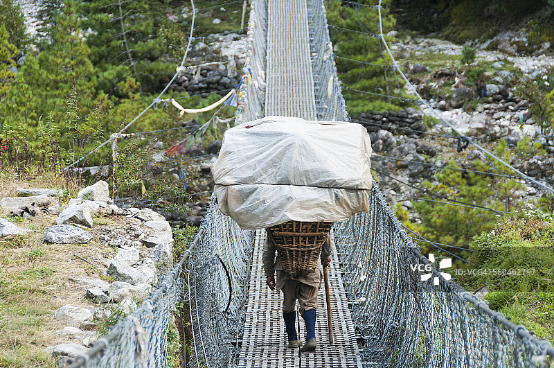 搬运工穿过杜德科西峡谷吊桥图片素材
