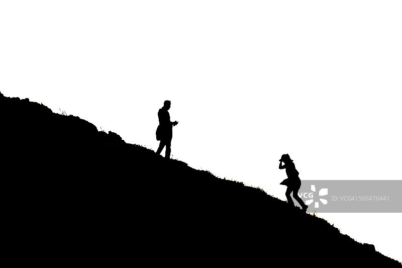 情侣徒步登山的轮廓图片素材