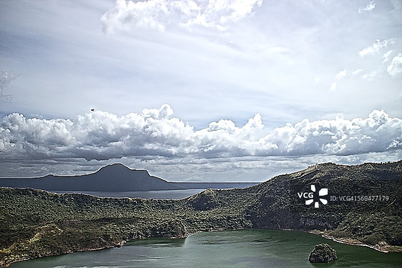 天空下的塔尔火山湖图片素材