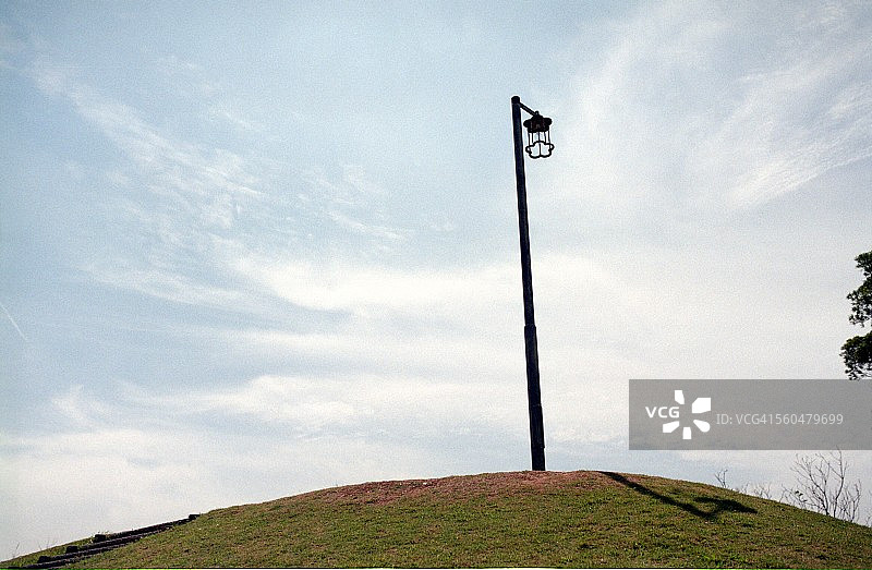 山坡上的柱子图片素材