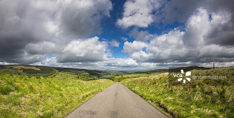 乡村公路与蓬松的云朵图片素材