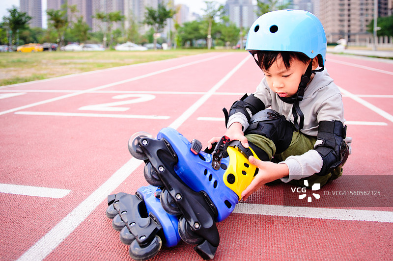 穿着溜冰鞋的小男孩图片素材