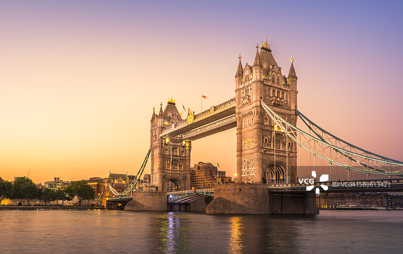 日落下的伦敦塔桥图片素材