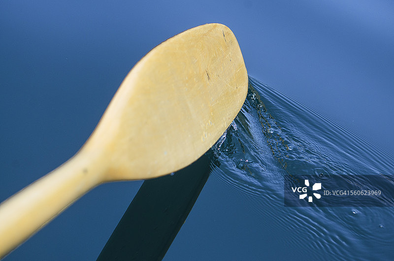 船桨划过湖水图片素材