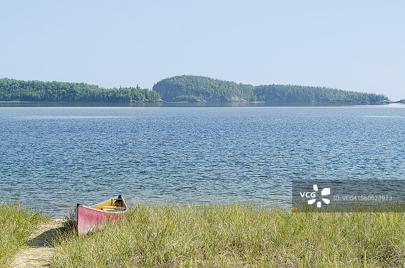 岸边停靠的独木舟图片素材
