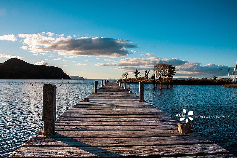 陶波湖，摩图阿帕湾码头的傍晚图片素材
