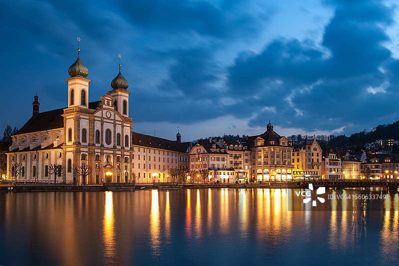 暮光下的耶稣会教堂图片素材