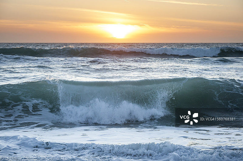 康沃尔郡日落时的波浪图片素材