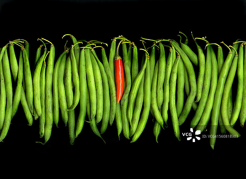 四季豆和辣椒，黑色背景图片素材