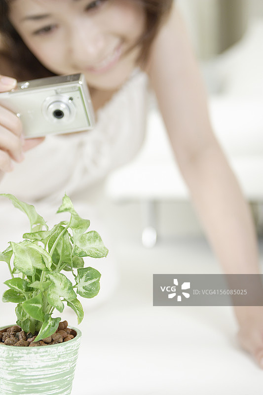 正在拍照的年轻女子图片素材