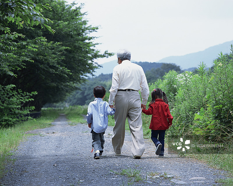 祖父与孙辈同行图片素材