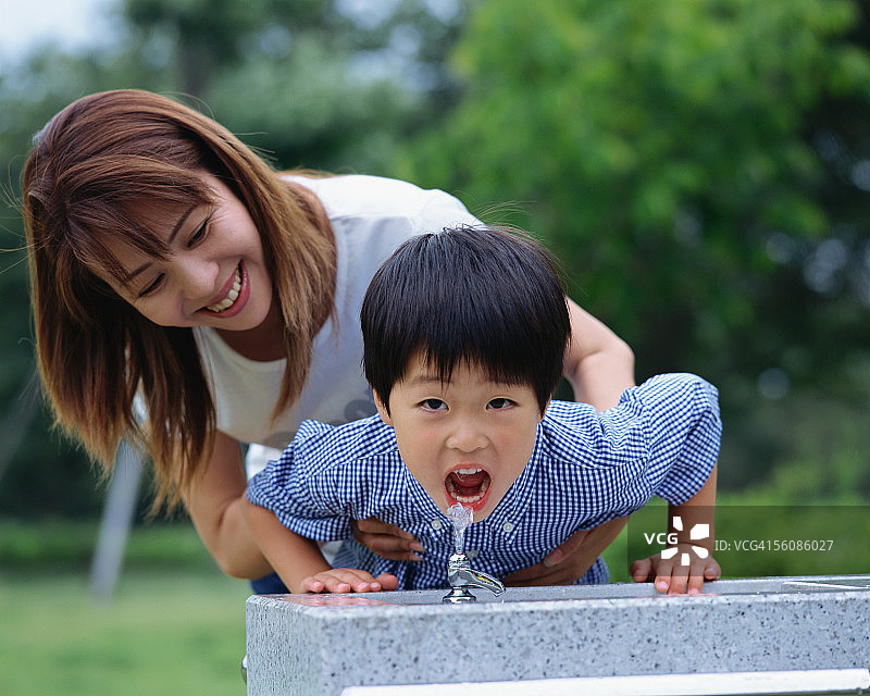 男孩喝自来水图片素材
