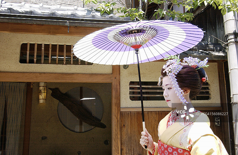 一位手持雨伞的艺伎图片素材
