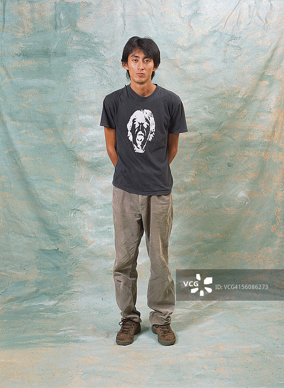 一个年轻人的肖像图片素材